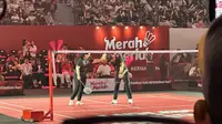 Puan Maharani berpasangan dengan Ketua Tim Pemenangan (TPN) Arsjad Rasjid dalam laga pertandingan persahabatan badminton Merah Meriah di Istora Senayan, Jakarta. (Liputan6.com/Nanda Perdana Putra)