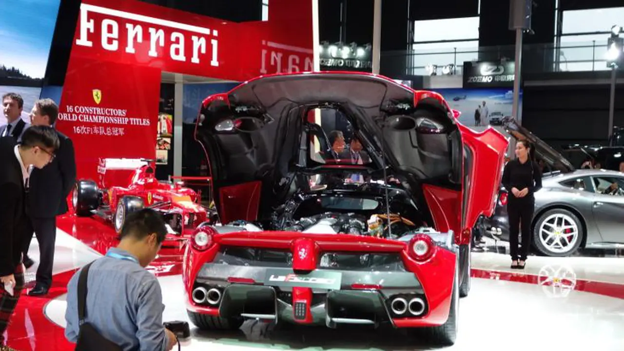 Wanita Seksi dan Anak-anak Haram Ada di Pameran Otomotif Ini