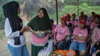 Masyarakat Kabupaten Pakpak, Sumatera Utara diberikan edukasi membuat kuliner tradisional khas suku Pakpak, yakni Pelleng. Makanan yang terbuat dari nasi bertekstur lunak dengan campuran rempah seperti kunyit, lengkuas, bawang, cabe dan lain-lain ini memiliki cita rasa gurih dan pedas (Istimewa)