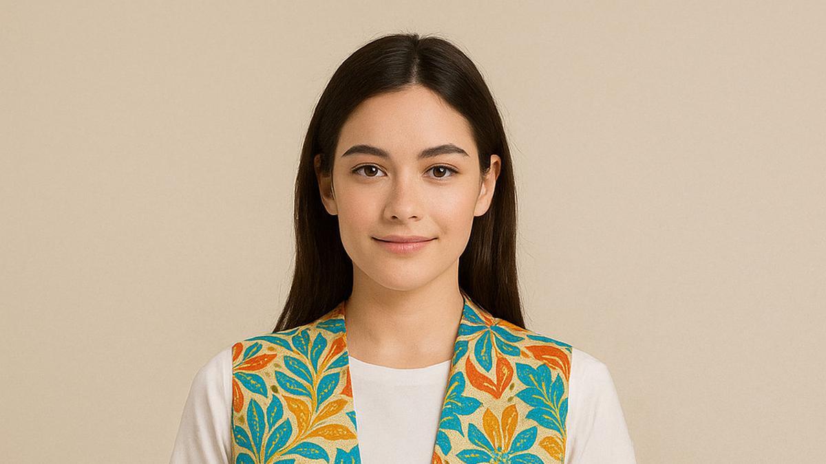7 Outer Batik Wanita Tanpa Lengan di 2025, Simpel Tapi Tetap Stylish