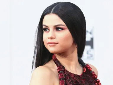 Penyanyi Selena Gomez saat menghadiri ajang American Music Awards 2015 di Microsoft Theater, Los Angeles, Minggu (22/11). Penyanyi berusia 23 tahun itu tampil seksi dan memesona. (Mark Davis/Getty Images/AFP)