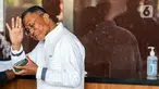 Ekspresi mantan Menteri Badan Usaha Milik Negara (BUMN) Dahlan Iskan saat tiba untuk menjalani pemeriksaan di Gedung Merah Putih KPK, Jakarta, Kamis (14/9/2023). Dahlan Iskan diperiksa terkait kasus dugaan rasuah pengadaan gas alam cair atau liquefied natural gas (LNG) di PT Pertamina (Persero) pada 2011-2021. (Liputan6.com/Faizal Fanani)