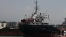 Sebuah kapal tertambat di Pelabuhan Tripoli, Lebanon, Kamis (6/8/2020). Pelabuhan Tripoli menyatakan kesiapannya untuk menggantikan sementara Pelabuhan Beirut yang diguncang dua ledakan dahsyat pada 4 Agustus lalu. (Xinhua/Khalid)