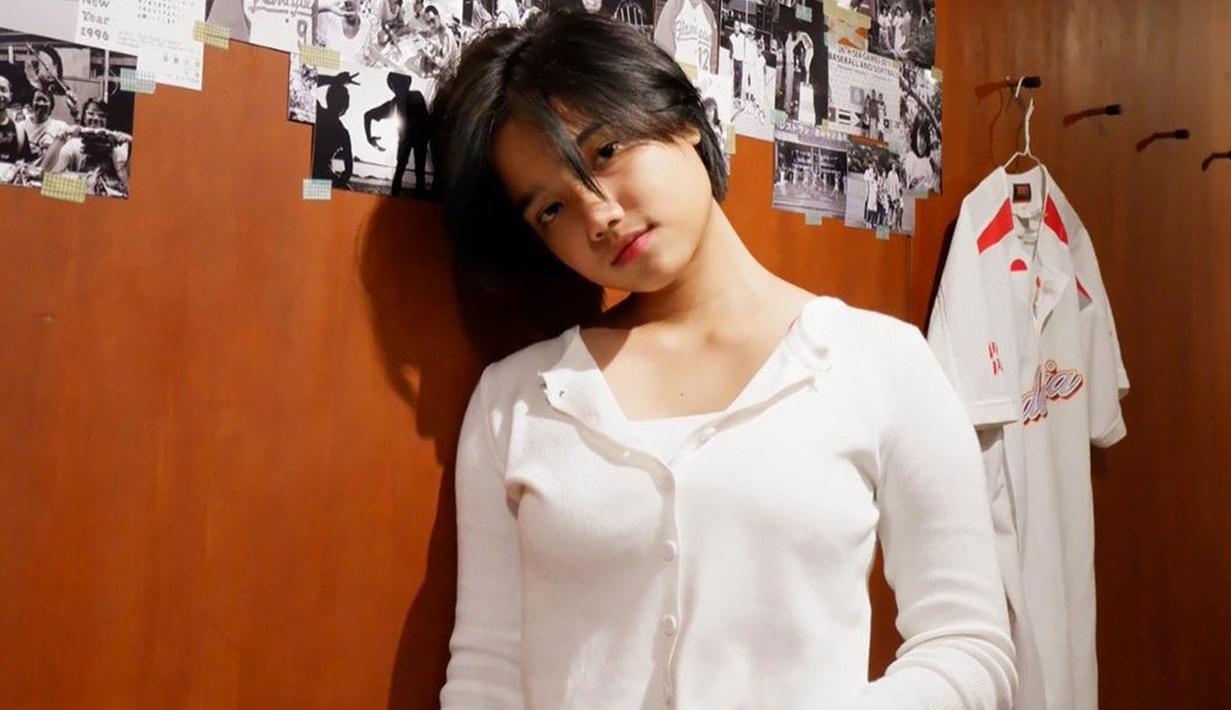 Dari semasa sekolah hingga kini sudah menjadi model dan pemain sinetron gaya poni kekasih Thariq Halilintar ini tidak pernah berubah. Mau panjang atau pendek rambut Fuji tetap ada poninya.(Liputan6.com/IG/@fuji_an)