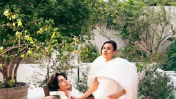 Maternity Shoot Terbaru Shenina Cinnamon dan Angga Yunanda, Romantis