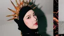 Lengkapi busananya, Tiara Andini kenakan hijab lilit hitam dengan mahkota emas [@tiaraandini]