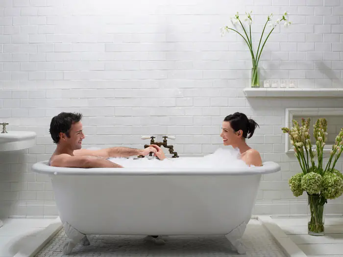Manfaat mandi bareng pasangan. (Foto: inspiringwoman.co.za)
