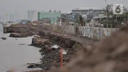 Kondisi tanggul laut National Capital Integrated Coastal Development (NCICD) dan permukaan tanah yang  jebol di Pelabuhan Muara Baru, Jakarta, Rabu (4/12/2019). Tanggul laut yang belum diketahui penyebab jebol itu menimbulkan kekhawatiran warga setempat. (merdeka.com/Iqbal S Nugroho)