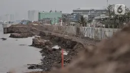 Kondisi tanggul laut National Capital Integrated Coastal Development (NCICD) dan permukaan tanah yang jebol di Pelabuhan Muara Baru, Jakarta, Rabu (4/12/2019). Tanggul laut yang belum diketahui penyebab jebol itu menimbulkan kekhawatiran warga setempat. (merdeka.com/Iqbal S Nugroho)