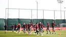 Suasana saat para pemain Liverpool berlatih jelang menghadapi FC Porto pada leg pertama perempat final Liga Champions di Melwood, Liverpool, Inggris, Senin (8/4). The Reds bertekad membungkam Porto di Stadion Anfield. (Reuters/Carl Recine)