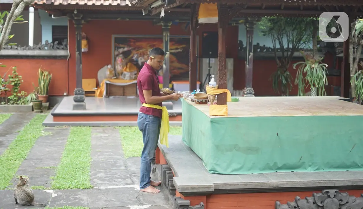 Aktivitas Umat Hindu di Pura Widya Dharma yang sepi di kawasan Cibubur, Jakarta Timur, Selasa (24/3/2020). Pembatasan aktivitas menjelang Hari Raya Nyepi tahun baru Saka 1942 dilakukan sesuai imbauan pemerintah untuk antisipasi penyebaran virus corona Covid-19. (Liputan6.com/Immanuel Antonius)