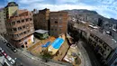Perahu 'Viracocha III' dilihat dari atas saat dalam proses penyelesaian di tengah kota La Paz Bolivia (19/10). Perahu ini akan digunakan mengarungi Samudera Pasifik selama enam bulan dari Cile ke Australia. (Reuters/David Mercado)