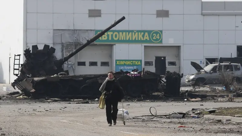 Bangkai tank di Mariupol, Ukraina.