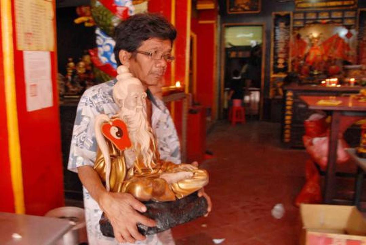 Memandikan patung dewa jelang perayaan Imlek
