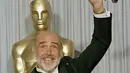 Dalam foto file ini tertanggal 11 April 1988, Sean Connery mengangkat Oscar untuk aktor pendukung terbaiknya untuk "The Untouchables" pada Academy Awards tahunan ke-60 di Los Angeles, Ca., AS. (AP Photo/Lennox McLendon, FILE)