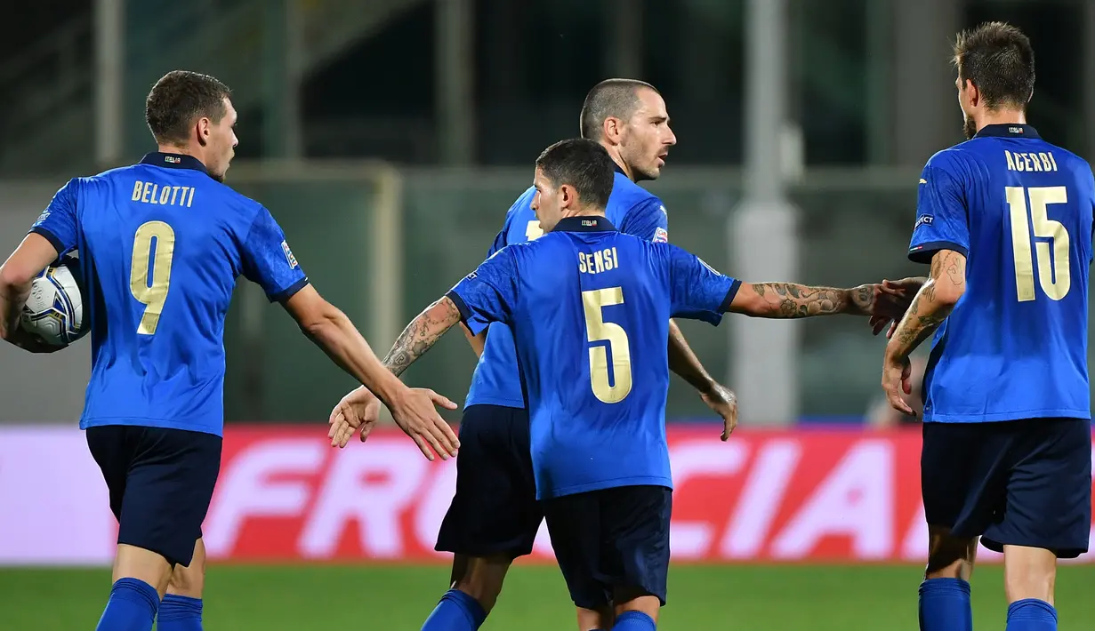 Pemain Italia merayakan gol yang dicetak Stefano Sensi ke gawang Bosnia pada laga UEFA Nations League di  Artemio Franchi, Sabtu (5/9/2020) dini hari WIB. Italia bermain imbang 1-1 atas Bosnia. (AFP/Isabella Bonotto)