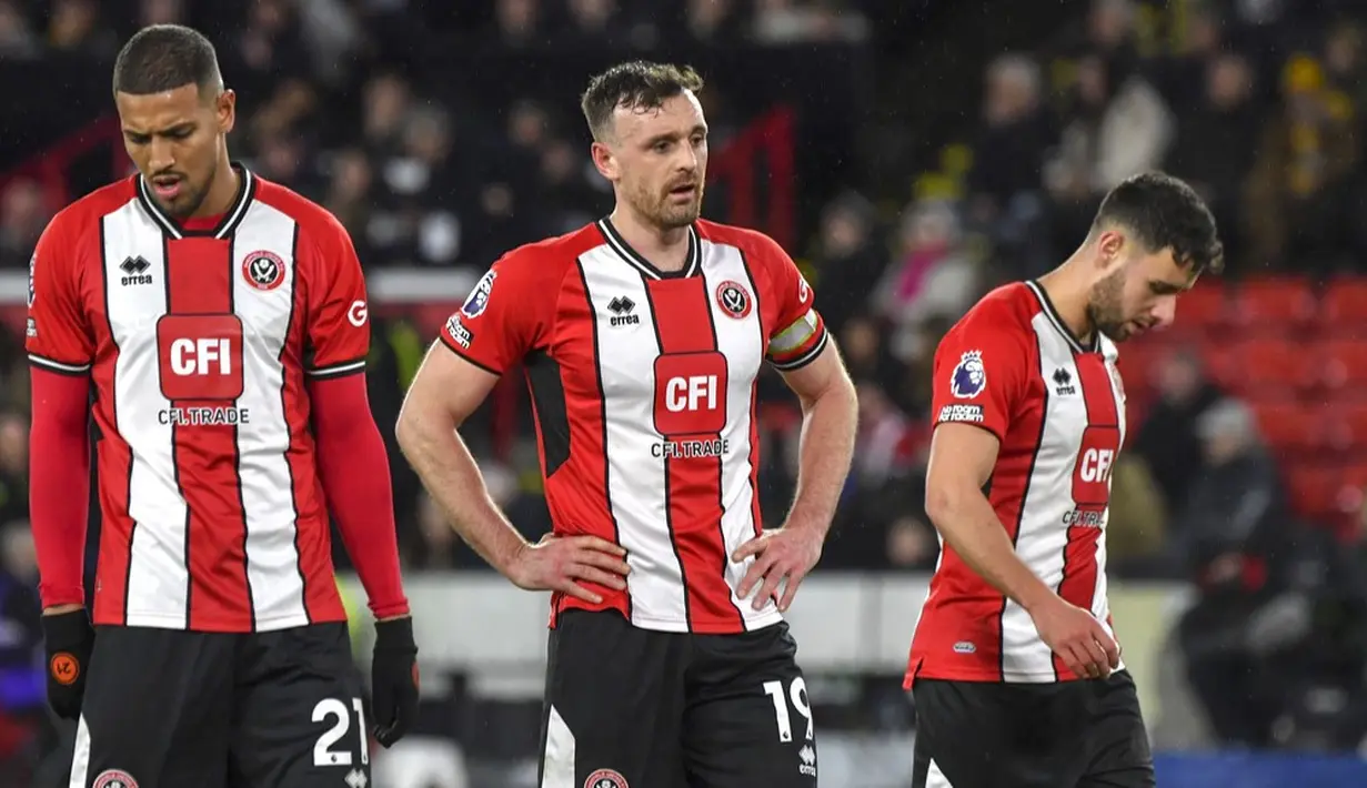 Pemain Sheffield United tertunduk lesu setelah ditaklukkan Arsenal pada laga pekan 27 Premier League 2023/2024 yang dihelat di Bramall Lane, Selasa (5/3/2024). (AP Photo/Rui Vieira)