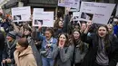 Para mahasiswa meneriakkan slogan-slogan dalam aksi protes mahasiswa di Beograd, Serbia, Rabu, 27 Desember 2023. (AP Photo/Darko Vojinovic)