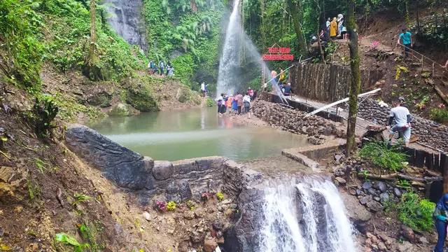 Dua air terjun di kawasan Curug Candung, dengan sebuah kolam besar menjadi daya tarik pengunjung yang datang.