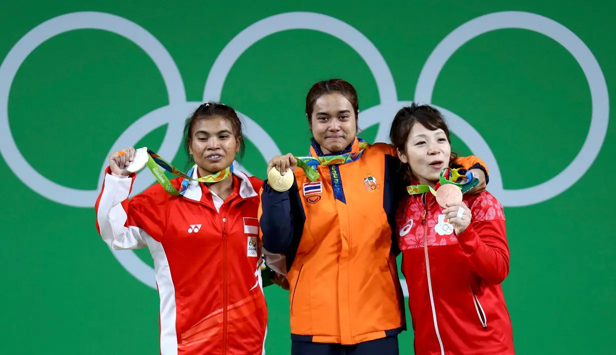Ini adalah medali perak kedua yang diraih Yuni di pentas internasional. Sebelumnya, dia menyabet gelar medali perak dari cabang olahraga angkat besi kelas 48 kilogram di ajang Asian Games 2014 di Incheon, Korea Selatan, Brasil, Minggu (7/8). (REUTERS)