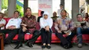 Mensos Khofifah (tengah) saat menghadiri konferensi pers konser bertajuk "Drugs Free Asia-Afrika" di Potlot, Duren Tiga, Jakarta Selatan, Senin (13/4/2015). Rencananya konser akan digelar di Monas pada Minggu (19/4). (Liputan6.com/Panji Diksana)