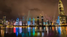 Foto pada 26 Agustus 2020 menampilkan pertunjukan cahaya yang digelar di Shenzhen, Provinsi Guangdong, China. Pertunjukan cahaya tersebut melibatkan 826 drone yang dikombinasikan dengan lampu-lampu kota dan dimulai pukul 20.26 waktu setempat pada 26 Agustus di Shenzhen. (Xinhua/Mao Siqian)