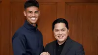 Pemain keturunan Belanda, Mees Hilgers bersalaman dengan ketua umum PSSI, Erick Thohir di Jakarta, Jumat (6/9/2024) malam WIB. (Instagram/erickthohir)