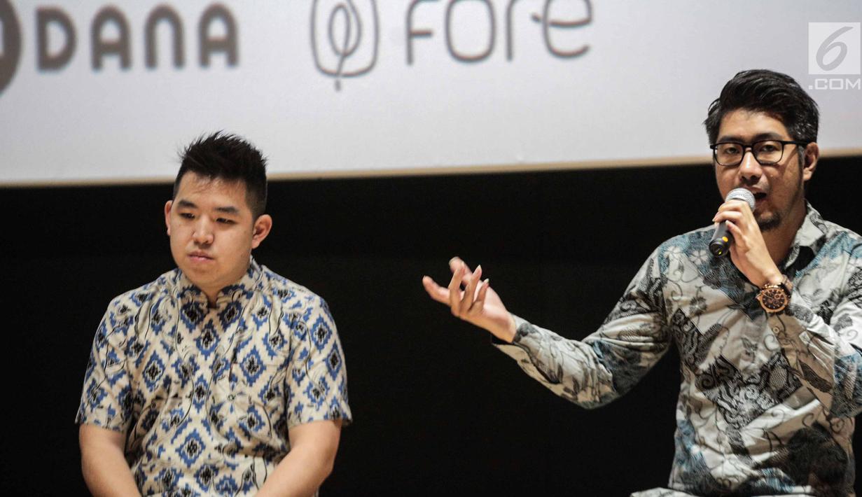 Lim Kusuma Senior Marketing Manager DANA (kanan) memberikan keterangan saat hadir dalam perscone Onic Esports di Jakarta, Selasa (6/7/2019). Kerjasama tersebut untuk terus mendorong Onic Esport berkembang terutama dalam pelatihan player. (Liputan6.com/Faizal Fanani)