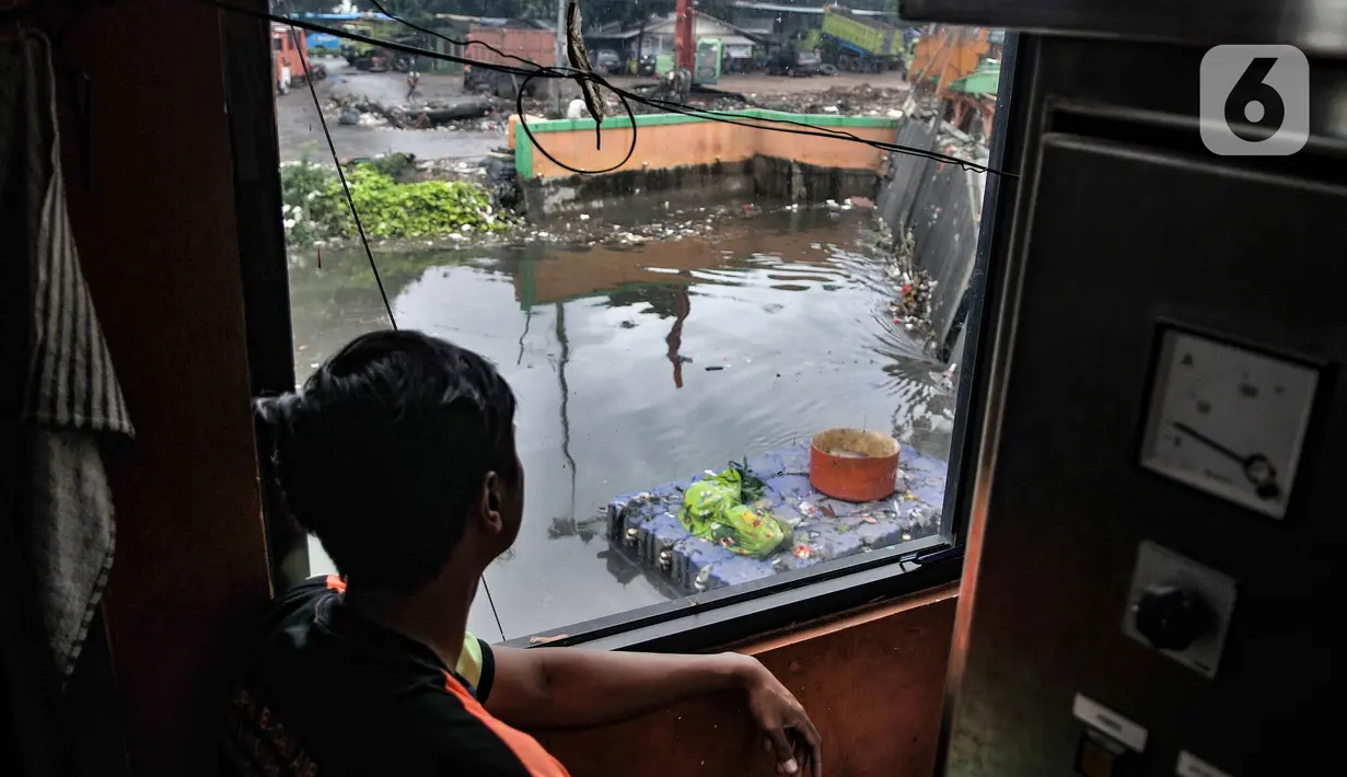 Petugas saat mengoperasikan alat penyaring sampah sungai di TPSS Perintis Kemerdekaan, Jakarta, Selasa (16/2/2021). TPSS Perintis Kemerdekaan jadi penampungan sementara sampah sungai di Jakarta Timur, Selatan, Pusat, dan Kelapa Gading. (merdeka.com/Iqbal S. Nugroho)