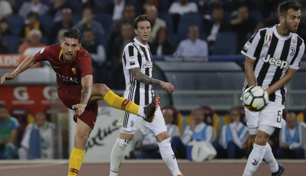 Gelandang AS Roma, Lorenzo Pellegrini, melepaskan tendangan saat melawan Juventus pada laga Serie A di Stadion Olimpico, Senin (14/5/2018). AS Roma imbangi Juventus dengan skor 0-0. (AP/Gregorio Borgia)