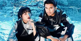 Fuji dan Thariq kompak pakai t-shirt couple yang dipadu dengan celana jeans dan sunglasses. @fuji_an.