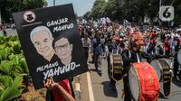 Ratusan simpatisan dan relawan bakal calon presiden (Bacapres) dan bakal calon wakil presiden (Bacawapres) Ganjar Pranowo - Mahfud MD memadati Gedung KPU, Jakarta, Kamis (19/10/2023). Para relawan dan simpatisan menggelar Pawai Nusantara mengiringi kedatangan Ganjar dan Mahfud untuk mendaftar ke KPU sebagai calon presiden dan wakil presiden pada Pemilu 2024. (Liputan6.com/Angga Yuniar)
