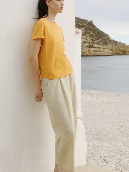 Koleksi tersedia secara lengkap mulai dari outerwear , celana, atasan rajut, atasan, dan gaun. Tersedia di toko UNIQLO Pondok Indah Mall 3, UNIQLO Grand Indonesia, dan juga dapat dibeli secara online melalui UNIQLO.com atau aplikasi UNIQLO, dengan stok yang terbatas di toko UNIQLO. [Foto: Dokumen/UNIQLO X COMPTOIR DES COTONNIERS]