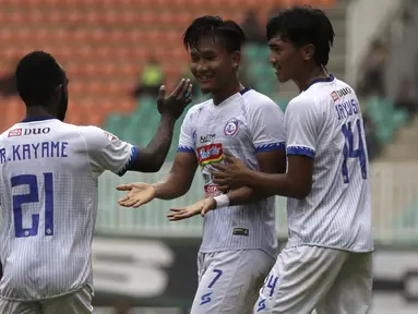 Striker Arema FC, Nur Hardianto, merayakan gol yang dicetaknya ke gawang Tira Persikabo pada laga Shopee Liga 1 di Stadion Pakansari, Bogor, Kamis (24/10). Arema tahan  imbang 1-1 Tira Persikabo. (Bola.com/Yoppy Renato)