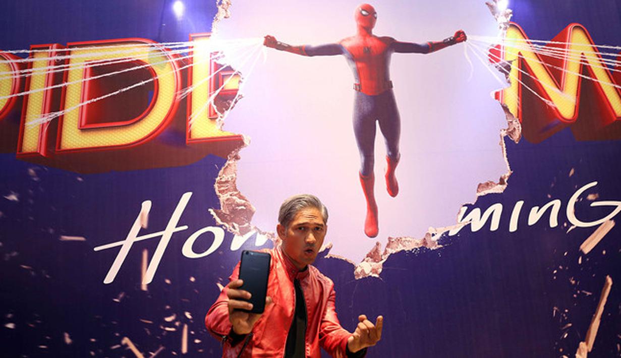 Film Spider-Man Homecoming saat ini menjadi penantian para pecinta film di seluruh penjuru dunia. Salah satunya adalah  Ibnu Jamil, ia merasa senang ketika bisa menjadi orang pertama menonton film ini. (Nurwahyunan/Bintang.com)
