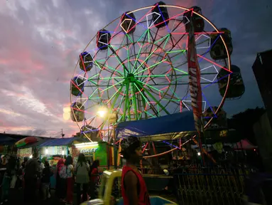 Penjaga wahan menawarkan kepada pengunjung di area Pasar malam Sekaten,Yogyakarta, (19/12).Pasar malam sekaten di selenggarakan untuk menyambut peringatan lahirnya nabi Muhammad SAW 12 Robiul Awal .(Boy Harjanto)