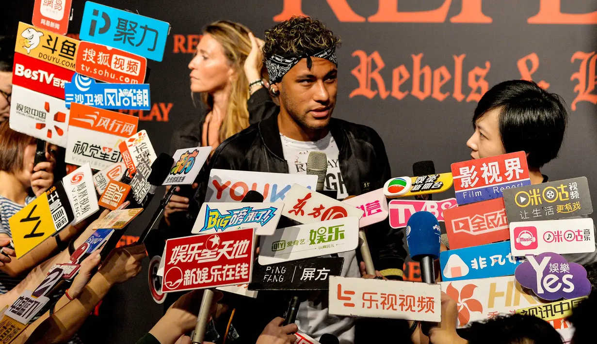 Striker Barcelona, Neymar Jr, melakukan wawancara saat menghadiri acara fashion di Shanghai, China, Senin (31/7/2017). Masa depan pemain asal Brasil tersebut masih teka teki setelah PSG tertarik memboyongnya dari Barcelona. (AFP/Chandan Khanna)