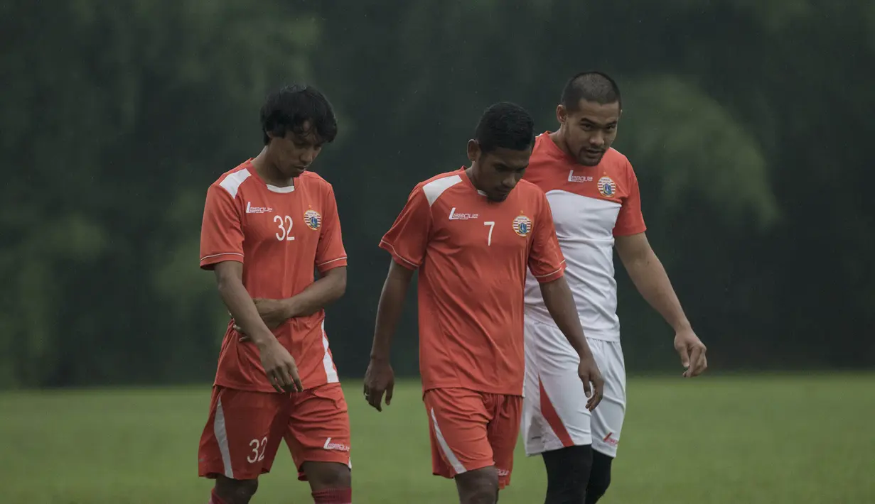 Karena cidera sejumlah pemain Persija latihan terpisah jelang babak 8 besar Piala Jenderal Sudirman di Lapangan Sawangan, Depok, Jawa Barat, Jumat (4/12/2015). (Bola.com/Vitalis Yogi Trisna)