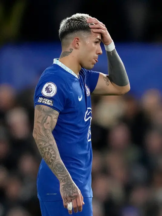 <p>Reaksi pemain Chelsea Enzo Fernandez saat melawan Fulham pada pertandingan sepak bola Liga Inggris di Stadion Stamford Bridge, London, Inggris, 3 Februari 2023. Pemain Argentina tersebut tampil penuh selama 90 menit melawan Fulham. (AP Photo/Kirsty Wigglesworth)</p>