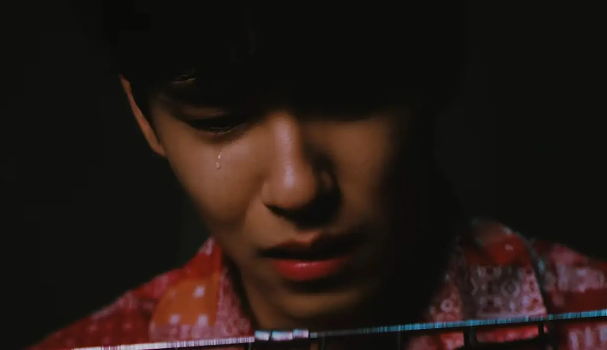 Di MV ini Wonpil menghayati peran dan lagunya dengan maksimal. Bahkan ia sukses membuat baper fans saat menangis di salah satu adegan. (JYP Entertainment)