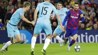 Kapten Barcelona, Lionel Messi, menggiring bola saat melawan Slavia Praha pada laga Liga Champions 2019 di Stadion Camp Nou, Selasa (5/11). Kedua tim bermain imbang 0-0. (AP/Emilio Morenatti)