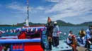 Nelayan yang tergabung dalam wilayah Panglima Laot Lok Kuala Cangkoi bersama warga mengikuti pawai kapal hias pada tradisi kenduri laut di Ulee Lheu, Banda Aceh, Aceh, Rabu (22/7/2026). (AFP/ Chaideer Mahyuddin)