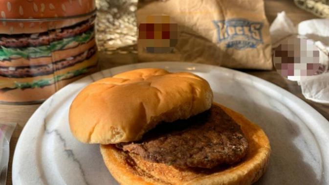 Penampakan burger yang disimpan selama 20 tahun (Sumber: The Vocket)