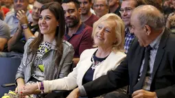 Istri Xavi, Nuria Cunillera bersama dengan orang tuanya Maria Merce Creus dan Joaquin Hernandez tersenyum saat menghadiri acara perpisahan Xavi di Auditori 1899 di stadion Nou Camp, Spanyol, (3/6/2015). (REUTERS/Gustau Nacarino)