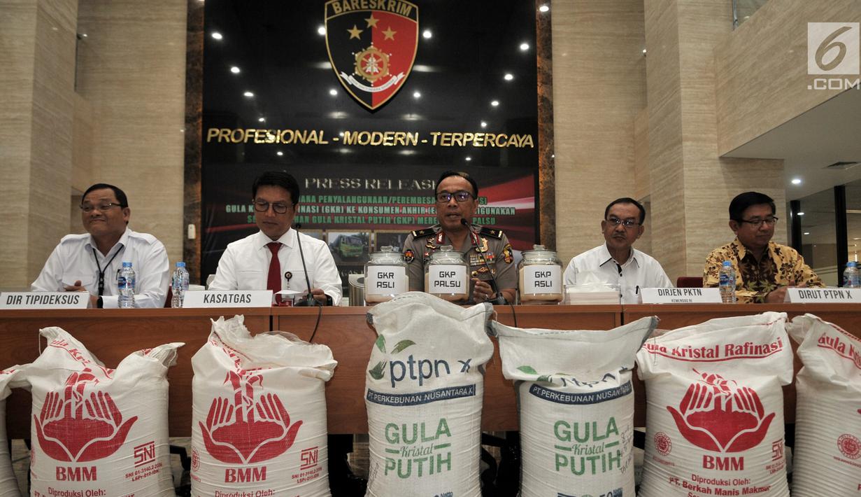 Kepala Biro Penerangan Masyarakat (Karo Penmas) Divisi Humas Polri Brigjen (Pol) Dedi Prasetyo (tengah) saat rilis kasus penyalahgunaan distribusi gula kristal rafinasi ke konsumen akhir sebagai gula kristal putih di Jakarta, Senin (5/8/2019). (merdeka.com/Iqbal S. Nugroho)