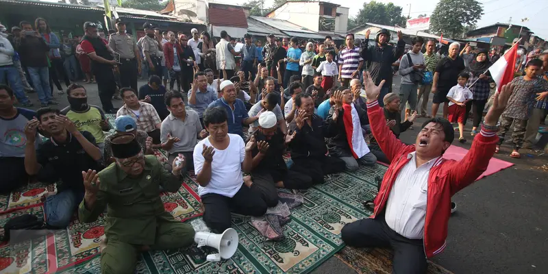 20160901-Sebelum Rumahnya Dibongkar Warga Rawajati Sempat Gelar Salat-Jakarta