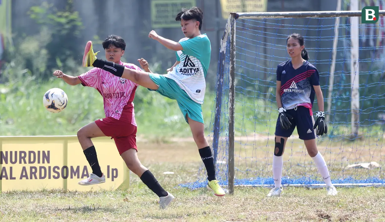 Sepak bola kini tak lagi menjadi olahraga yang identik dengan lelaki. Meski terlihat sebagai cabang olahraga yang cukup keras, namun di era modern saat ini wanita juga turut menggemarinya. (Bola.com/M Iqbal Ichsan)