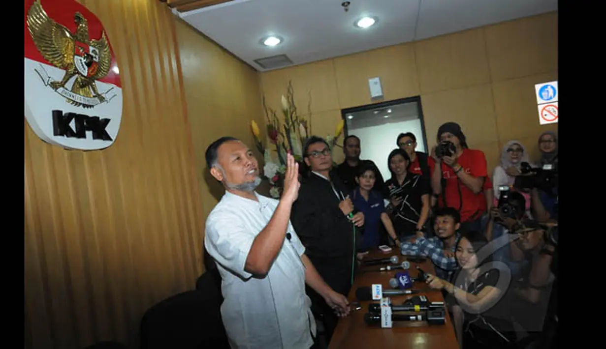 Bambang Widjojanto menyampaikan pengunduran diri sementara dari jabatannya sebagai Wakil Ketua KPK, Jakarta, Senin (26/1/2015). (Liputan6.com/Herman Zakharia) 