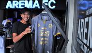 Jayus Hariono jadi pemain pertama yang mengenakan jersey ketiga Arema musim 2020. (Bola.com/Iwan Setiawan)