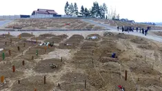 Para pelayat bersiap menguburkan jenazah yang meninggal akibat komplikasi terkait COVID-19 di pemakaman Sarajevo Vlakovo, Bosnia, Jumat (19/3/2021). Rumah sakit dan kamar mayat di Sarajevo kewalahan mengatasi meningkatnya infeksi dan lonjakan kematian yang disebabkan oleh virus corona. (AP Photo)